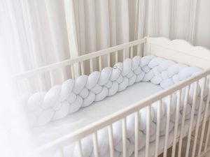 Obposteljna obroba pletenica – snežno bela